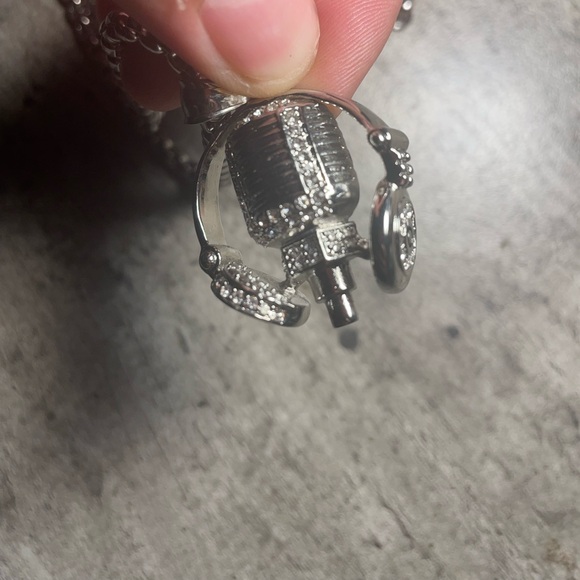 New Beats by Dre pendant on 28-Inch Chain - Picture 6 of 6